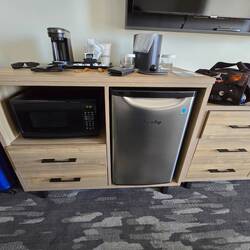Mit Mikrowelle und Kühlschrank