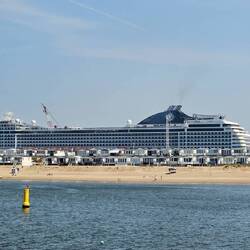 Unser Schiff hinter dem kleineren Strand