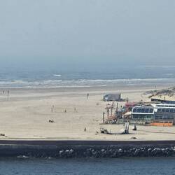 Wijk am See mit Strandseglern auf der anderen Seite
