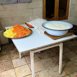 Die Zutaten gelbe und rote Möhren, in feine Streifen geschnitten, sowie Rosinen stehen bereit.