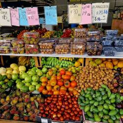 eine Markthalle voller tropischer Früchte und Gemüse...