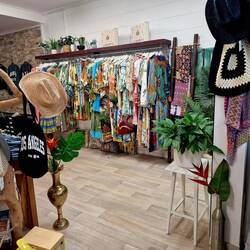 und auch hier, zu jedem Kleid findet man den passenden Hut...