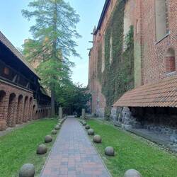 Um die ganze Burg zu besuchen legt man einige km solcher Wege zurück