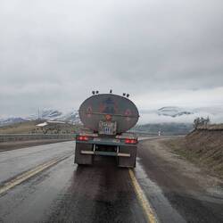 Auf den Straßen trifft man interessante Gefährte wie dieser iranische Tank-LKW