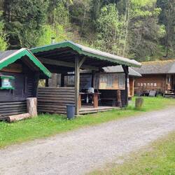die mittlere, offene Hütte ist unser Schlafzimmer