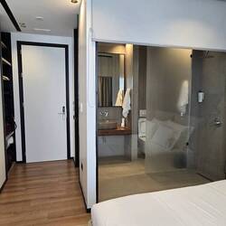unser Zimmer (von innen) zum Bad/WC gibt es eine Glaswand mit Rollo als Sichtschutz ...