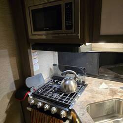 Mit Mikrowelle und Backofen