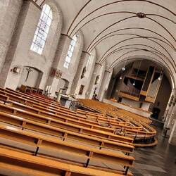 .... interessante Anordnung des Gestühls mit dem Altar in der Mitte