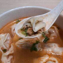 Joyce in der Suppe, anscheinend sehr typisch für diese Region