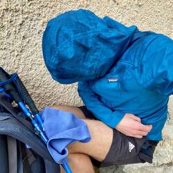 Während es regnete und stürmte, habe ich mich zittern neben einer kleinen Kirche zusammengekauert.