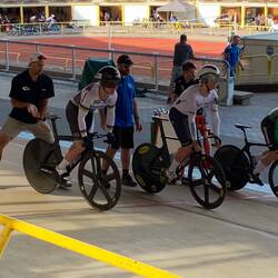 Links Emma Hinze am Start/ dahinter Maximilian Levy