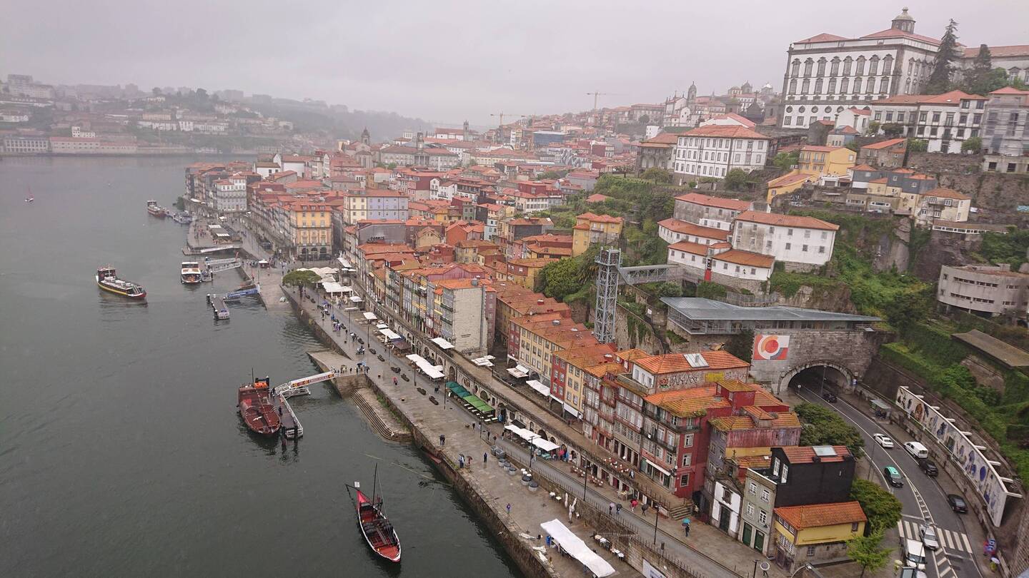 Looking down on Ribeira and Gaia districts