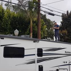 Diese Touristen klettern sogar auf ihre Camper um Fotos zu machen.
