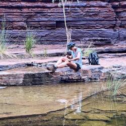Lara wäscht sich den Dreck ab