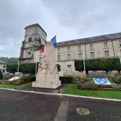 Place Jean Bérain - Monument aux Morts