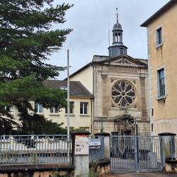 gegenüber Hôpital und Chapelle Sainte-Anne
