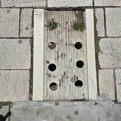 eine Kanaldeckel-Enttäuschung (bekommt die goldene Zitrone in meiner Sammlung)