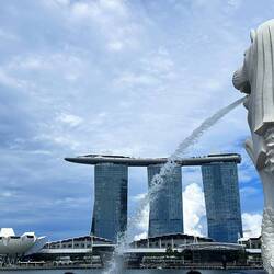 Merlion Park, vor dem Fullerton Hotel und mit Blick auf Marina Bay