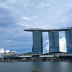 Marina Bay Sands - Hotel auf drei Türmen und links daneben das Museum