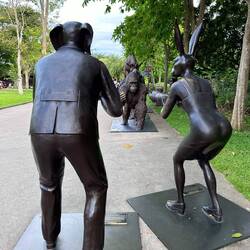 Das ist der erste Teil einer 192 Meter langen Bronzestatue - es sind gefährdete Tiere hintereinander