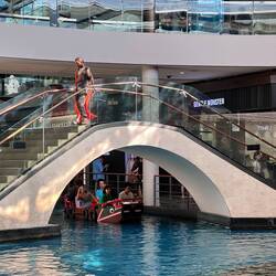 Kleines Venedig in der Shopping Mall - man beachte die kleine Gondel unter der Brücke