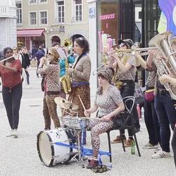 A quirky ladies band played cool music