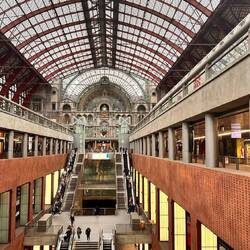 Surprise in Antwerpen: der gigantische Bahnhof!