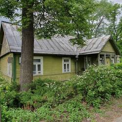 Diese gestrichenen Holzhäuser sind typisch für die Gegend, stammen noch aus der Sowjetzeit