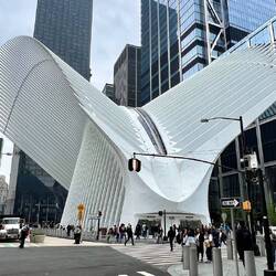 Die U-Bahn Station wurde als stilisierte Friedenstaube gestaltet.