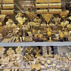 Im Basarviertel gibt's es unzählige solcher Schmuckläden