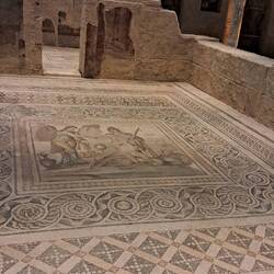 ... mit unglaublichen Bodenmosaiken,