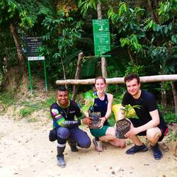Nachdem ein großes Stück Wald abgebrannt wurde, durften wir eine Pflanze zum Wiederaufbau setzen