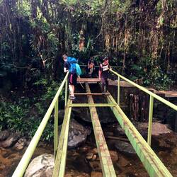 Eine Brücke wird gerade modernisiert. Geht trotzdem 😅