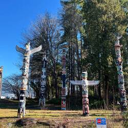 Totempfähle mit Geschichten der Einheimischen
