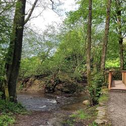 recht neue Brücke über die Weser