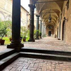 Blick in einen Innenhof in Orvieto