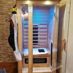 Wir freuen uns auf die Saunakabine, in der wir auch unsere Klamotten trocknen können!