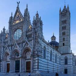 Santa Maria Assunta, die Kathedrale von Siena, mit Fassade aus weißem Marmor im Abendlicht
