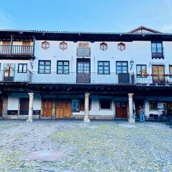 Rechts ist das kleine Café mit dem Mittags Menü