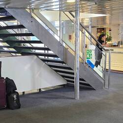 wir warten bei der Rezeption auf den Zutritt zum Auto