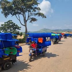 In China gibt's Überproduktion von Gartenstühlen