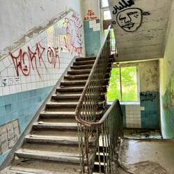 Zur damaligen Zeit gab es strenge Geschlechter Trennung. Blaue Fliesen Bereiche für Männer