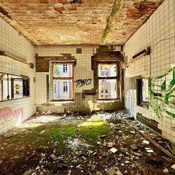 Leider wurden die Gebäude durch Vandalismus zerstört