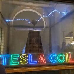 Tesla-Spule mit Leuchteffekten durch verschiedene Gase