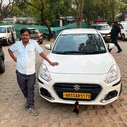 Neu Delhi: Der private Taxifahrer zeigt mir ein paar Sehenswürdigkeiten.