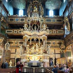 Der Altar auch komplett aus Holz