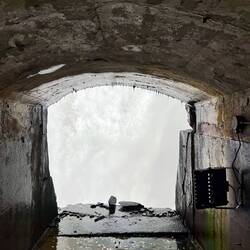 Ein Blick vom Tunnel hinter dem Wasserfall
