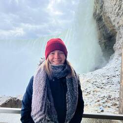 Unten am Fuß des Wasserfalls