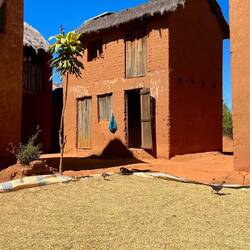 Tipico villaggio contadino, le finestre e le porte sono sempre rivolte a Ovest per il sole ☀️