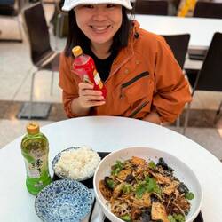 Bi zeigt mit chinesiches Essen, lecker!